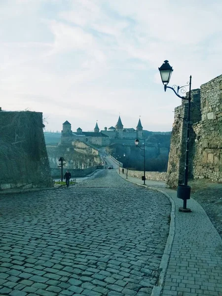 Antigua Fortaleza Sobre Fondo Del Cielo Azul Nublado Kamenets Podolsky — Foto de Stock