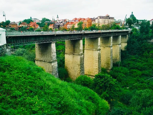 暖かい夏の日に旧市街への峡谷の上の橋 Kamenets Podolsky ウクライナ — ストック写真