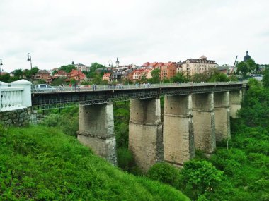 Sıcak bir yaz gününde Kanyon üzerinden Eski Şehir 'e giden köprü, Kamenets-Podolsky, Ukrayna 