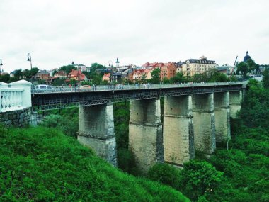 Sıcak bir yaz gününde Kanyon üzerinden Eski Şehir 'e giden köprü, Kamenets-Podolsky, Ukrayna 