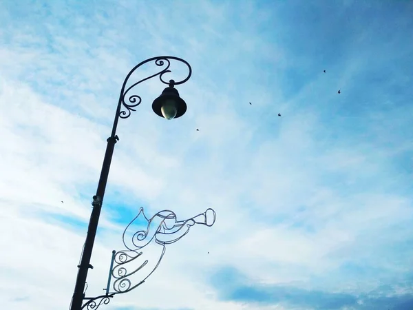 Uma Luz Rua Contra Fundo Céu Azul Nublado Decisão Arquitetônica — Fotografia de Stock