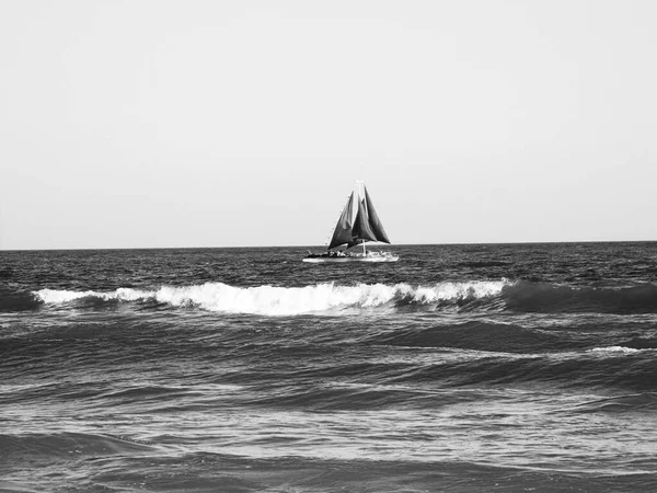 青い雲のない空を背景に 海の中を走る船 — ストック写真