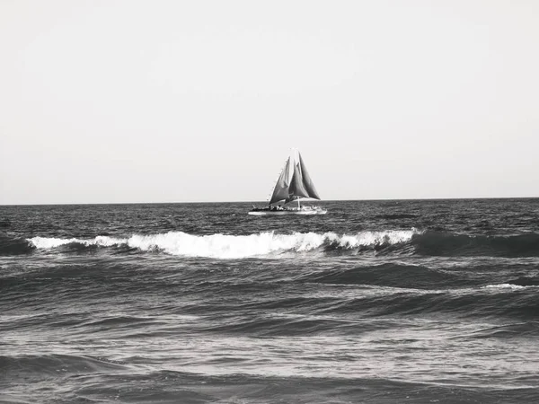 Una Barca Che Corre Allegramente Mare Aperto Sullo Sfondo Del — Foto Stock