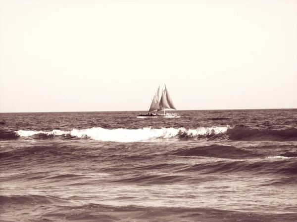 Een Boot Vrolijk Lopend Open Zee Tegen Achtergrond Van Blauwe — Stockfoto