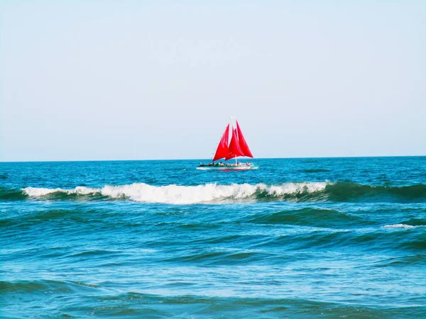 Ein Boot Das Fröhlich Auf Dem Offenen Meer Vor Dem Stockbild