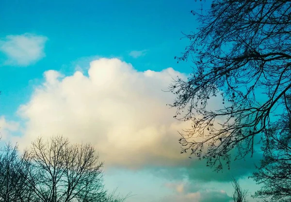 涼しい冬の日に空にぶら下がるウールパックの雲 自然な背景 — ストック写真