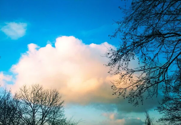 涼しい冬の日に空にぶら下がるウールパックの雲 自然な背景 — ストック写真