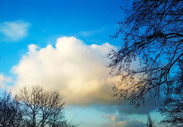 涼しい冬の日に空にぶら下がるウールパックの雲 自然な背景 — ストック写真