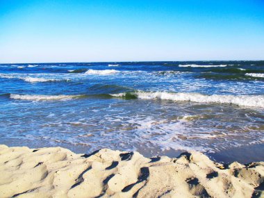Parlak bulutsuz bir günde Fırtınalı deniz