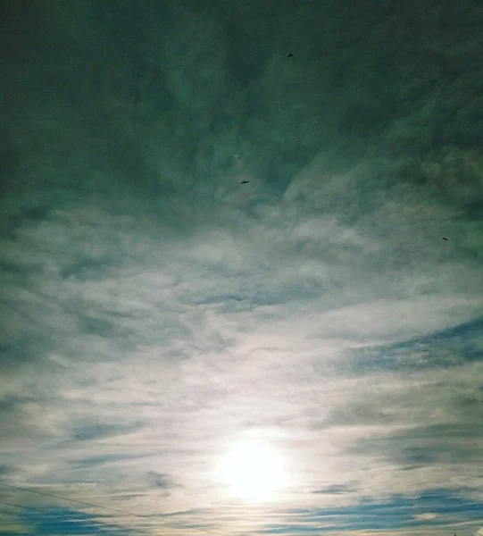 Die Sonne Scheint Hell Durch Die Wolken Himmel Natürlicher Hintergrund — Stockfoto