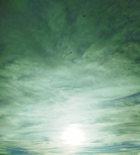 Güneş Gökyüzündeki Bulutların Arasından Işıl Işıl Parlıyor Doğal Arka Plan — Stok fotoğraf