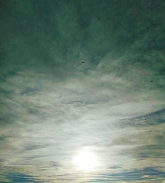 Sol Brilhando Através Das Nuvens Céu Fundo Natural — Fotografia de Stock