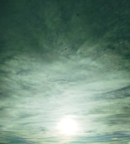 Slunce Jasně Svítí Mraky Obloze Přirozené Pozadí — Stock fotografie