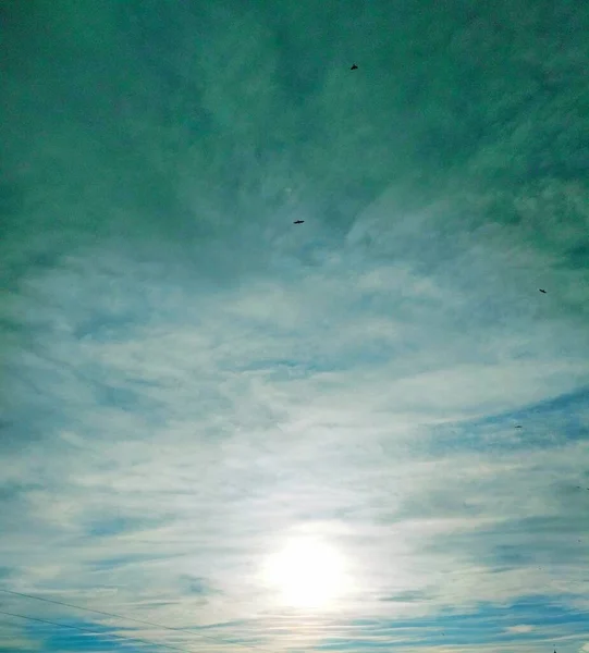 Ήλιος Λάμπει Έντονα Μέσα Από Σύννεφα Στον Ουρανό Φυσικό Υπόβαθρο — Φωτογραφία Αρχείου
