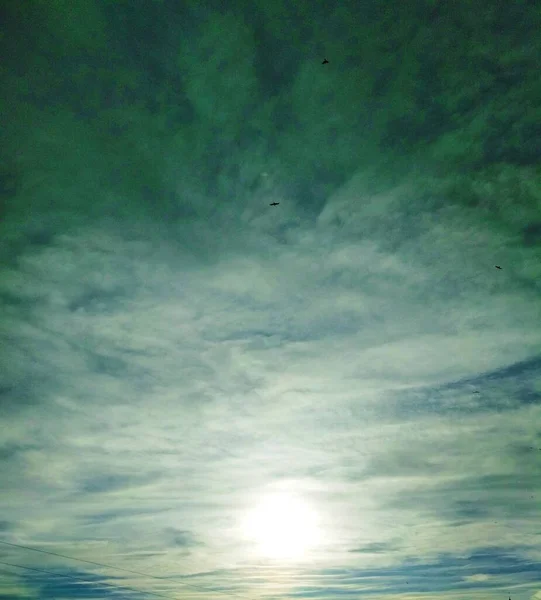 Сонце Яскраво Сяє Крізь Хмари Небі Природний Фон — стокове фото