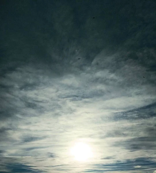Sole Splende Tra Nuvole Del Cielo Sfondo Naturale — Foto Stock