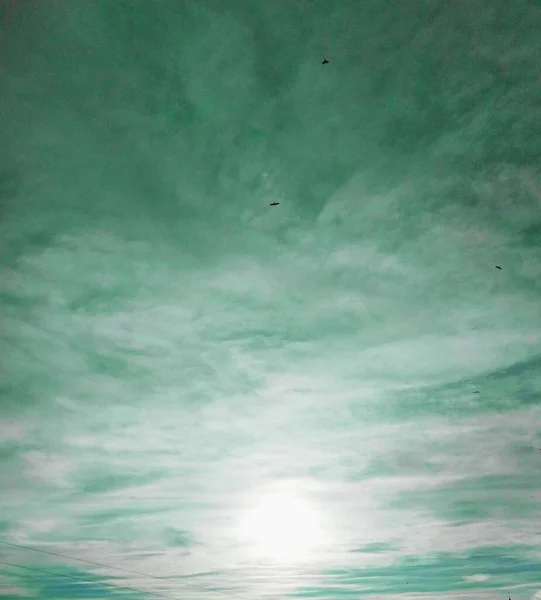 Güneş Gökyüzündeki Bulutların Arasından Işıl Işıl Parlıyor Doğal Arka Plan — Stok fotoğraf