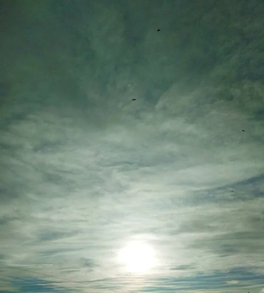 Soleil Brille Brillamment Travers Les Nuages Dans Ciel Fond Naturel — Photo