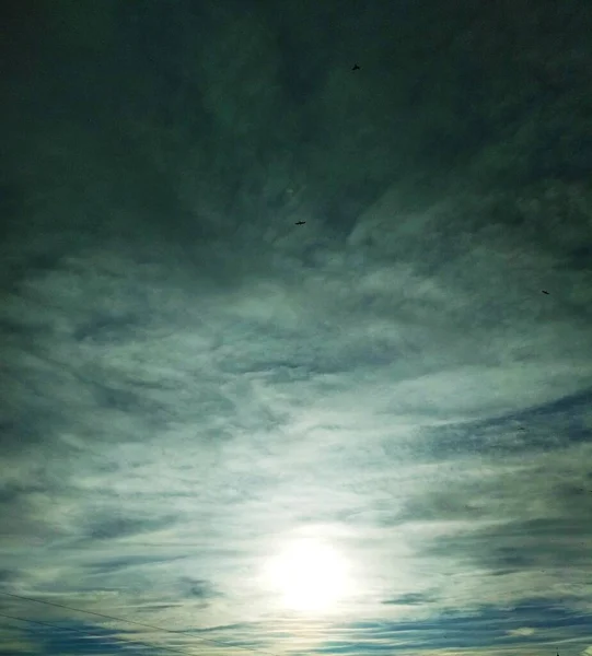 Die Sonne Scheint Hell Durch Die Wolken Himmel Natürlicher Hintergrund — Stockfoto