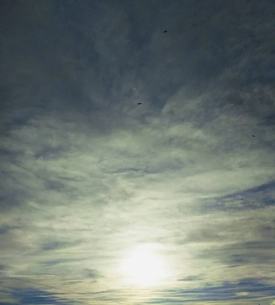 Zon Schijnt Helder Door Wolken Aan Hemel Natuurlijke Achtergrond — Stockfoto