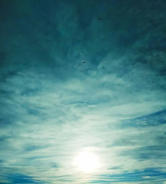 Ήλιος Λάμπει Έντονα Μέσα Από Σύννεφα Στον Ουρανό Φυσικό Υπόβαθρο — Φωτογραφία Αρχείου