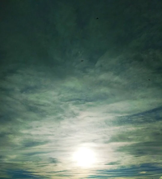 Die Sonne Scheint Hell Durch Die Wolken Himmel Natürlicher Hintergrund — Stockfoto