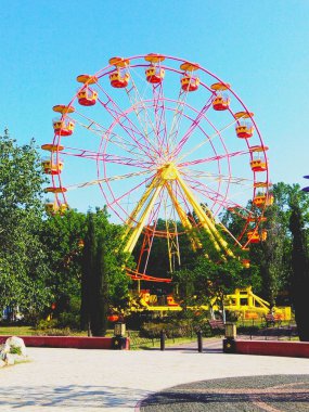 Eğlence parkında dönme dolap 
