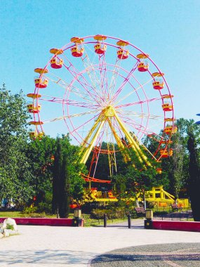 Eğlence parkında dönme dolap 