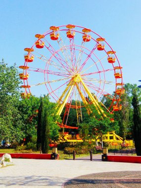 Eğlence parkında dönme dolap 