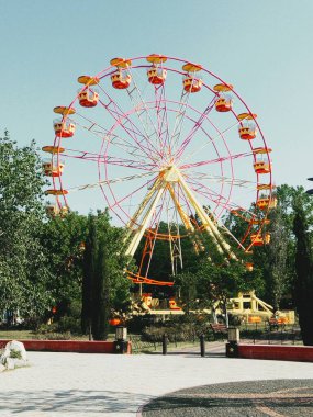 Eğlence parkında dönme dolap 