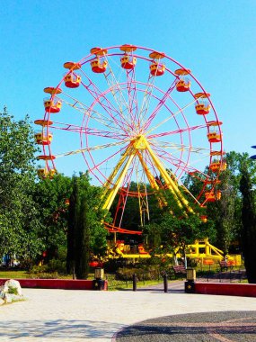 Eğlence parkında dönme dolap 