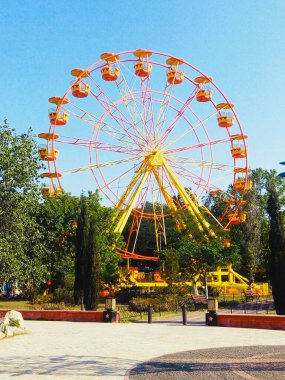 Eğlence parkında dönme dolap 