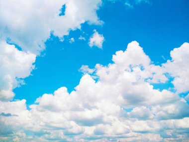 Mavi gökyüzünde yünlü bulutlar yükseliyor, doğal arka plan 