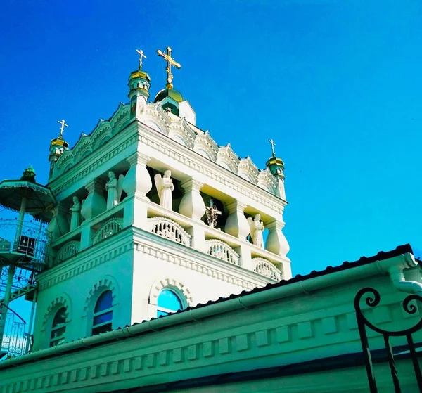 Templo Ortodoxo Sobre Fondo Del Cielo Azul Sin Nubes Decisión — Foto de Stock