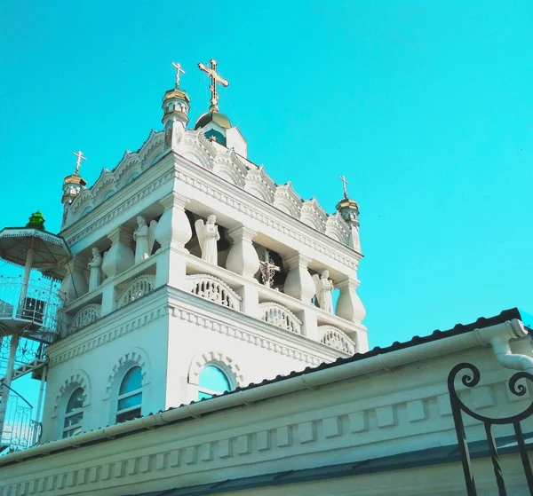 Templo Ortodoxo Sobre Fondo Del Cielo Azul Sin Nubes Decisión — Foto de Stock