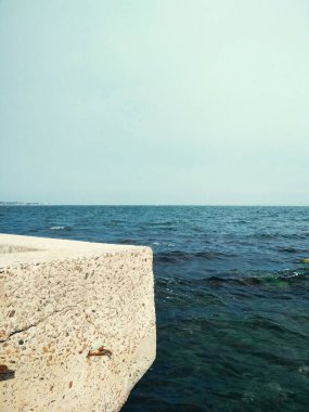 Karadeniz 'in arka planına karşı parlak bulutsuz bir günde, doğal bir arka planda bir su kırıcı. 