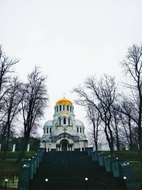 Durgun bir sonbahar gününde parlayan kubbeleri olan Ortodoks Kilisesi 
