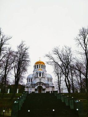 Durgun bir sonbahar gününde parlayan kubbeleri olan Ortodoks Kilisesi 