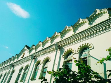 Mavi bulutsuz gökyüzünün arka planına karşı Ortodoks tapınağı, mimari karar 