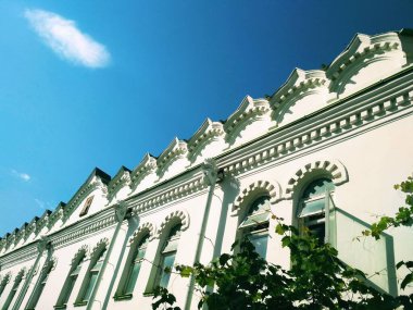 Mavi bulutsuz gökyüzünün arka planına karşı Ortodoks tapınağı, mimari karar 