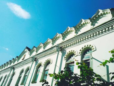 Mavi bulutsuz gökyüzünün arka planına karşı Ortodoks tapınağı, mimari karar 