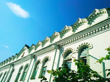 Mavi bulutsuz gökyüzünün arka planına karşı Ortodoks tapınağı, mimari karar 