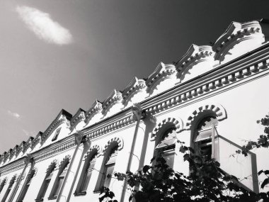 Mavi bulutsuz gökyüzünün arka planına karşı Ortodoks tapınağı, mimari karar 