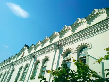 Mavi bulutsuz gökyüzünün arka planına karşı Ortodoks tapınağı, mimari karar 