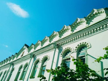 Mavi bulutsuz gökyüzünün arka planına karşı Ortodoks tapınağı, mimari karar 