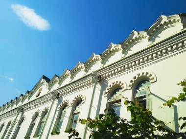 Mavi bulutsuz gökyüzünün arka planına karşı Ortodoks tapınağı, mimari karar 