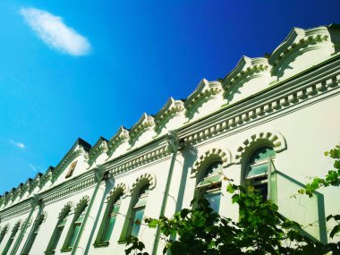 Mavi bulutsuz gökyüzünün arka planına karşı Ortodoks tapınağı, mimari karar 