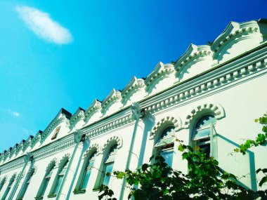 Mavi bulutsuz gökyüzünün arka planına karşı Ortodoks tapınağı, mimari karar 