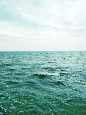 Fırtınalı Karadeniz, fırtınalı bulutlu gökyüzünün arka planına karşı, doğal arka plan 