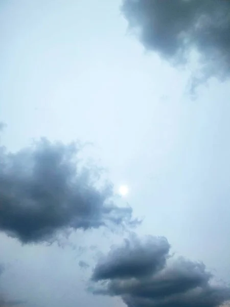 Sol Brilhando Céu Nublado Nebuloso Fundo Natural — Fotografia de Stock
